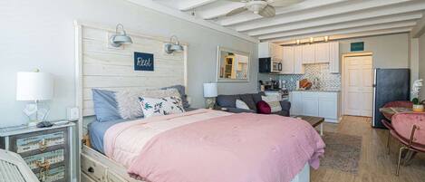 Suite estudio, 1 cama Queen size y sofá cama, acceso a la alberca, vista parcial al océano | Decoración personalizada, muebles diferentes y wifi gratis