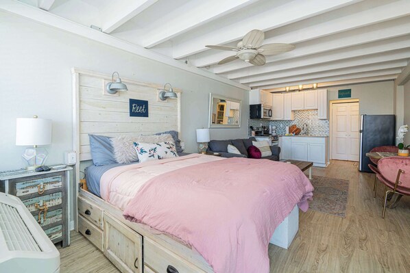 Suíte estúdio, 1 cama Queen e sofá-cama, acesso à piscina, vista parcial para o oceano | 1 quarto, individualmente decorados, individualmente mobiliados