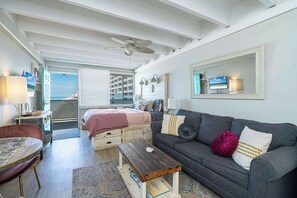 Suíte estúdio, 1 cama Queen e sofá-cama, acesso à piscina, vista parcial para o oceano | 1 quarto, individualmente decorados, individualmente mobiliados