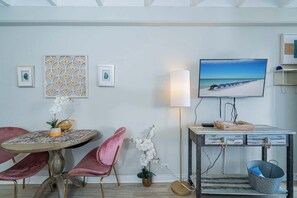 Suíte estúdio, 1 cama Queen e sofá-cama, acesso à piscina, vista parcial para o oceano | Opções para refeição