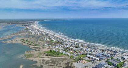 All is Wells Incredible Location! Walk to Beach