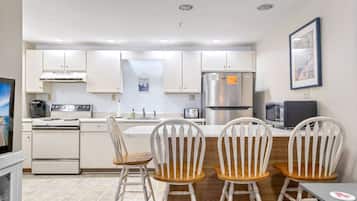 Kondominium, 1 Tempat Tidur King dengan tempat tidur Sofa, balkon (All is Wells) | Dapur pribadi | Lemari es, microwave, oven, dan kompor