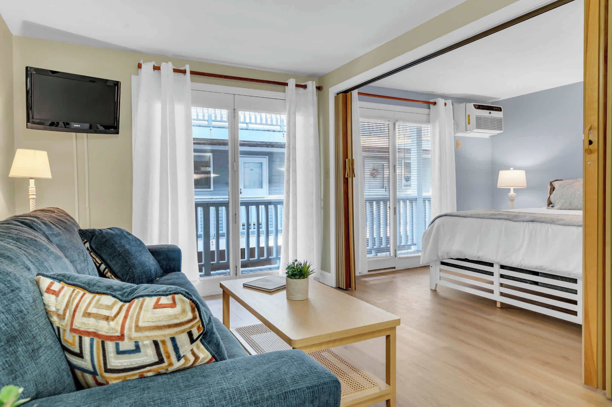 公寓式客房, 1 张特大床和 1 张沙发床, 阳台 (All is Wells) | 起居区 | 42-英寸纯平电视（配备数码频道）