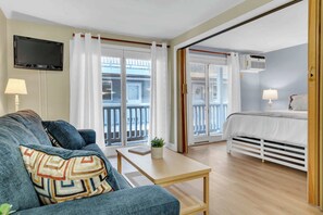 Condo, 1 giường cỡ king và sofa giường, ban công (All is Wells) | Khu phòng khách | TV màn hình phẳng 42-inch có truyền hình kỹ thuật số 