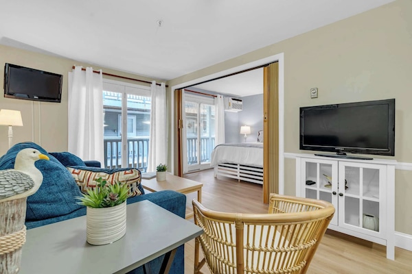 Condo, 1 King Bed with Sofa bed, Balcony (All is Wells) | 1 bedroom, WiFi (free), individually decorated, individually furnished
