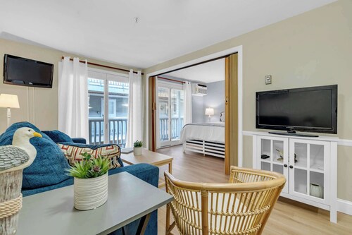 All is Wells Incredible Location! Walk to Beach