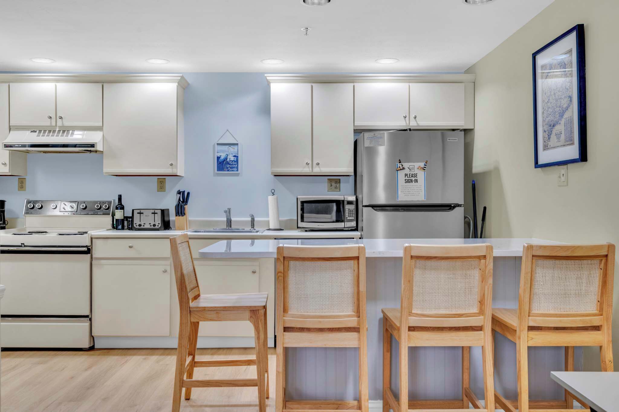 Condo, 1 cama King e sofá-cama, sacada (All is Wells) | Cozinha privada | Geladeira, micro-ondas, fogão, cooktop