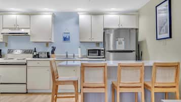 Condo, 1 giường cỡ king và sofa giường, ban công (All is Wells) | Bếp riêng | Tủ lạnh, lò vi sóng, lò nướng, bếp nấu