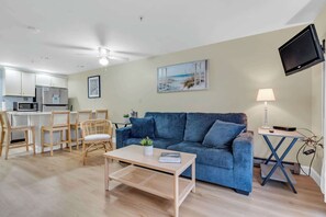 Condo, 1 giường cỡ king và sofa giường, ban công (All is Wells) | Khu phòng khách | TV màn hình phẳng 42-inch có truyền hình kỹ thuật số 