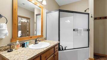 Cabin, Multiple Beds, Balcony, Mountain View (Royal Moose Lodge) | Bathroom | Jetted tub, hair dryer, towels