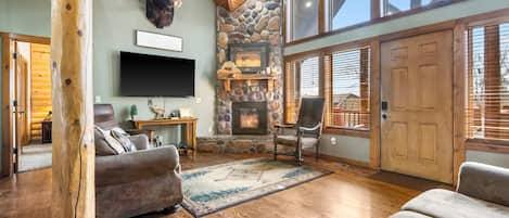 Huisje, meerdere bedden, balkon, uitzicht op bergen (Royal Moose Lodge) | Woonruimte | Een 65-inch flatscreentelevisie met digitale zenders