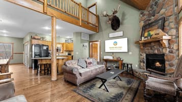 Cabin, Berbilang Katil, Balcony, Mountain View (Royal Moose Lodge) | Ruang tamu | 65 inci televisyen skrin rata dengan digital