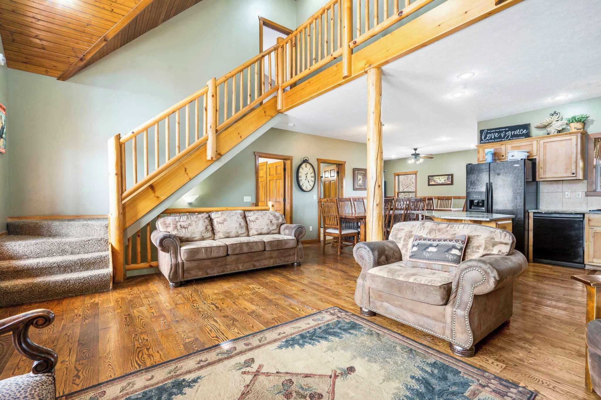 Cabin, Berbilang Katil, Balcony, Mountain View (Royal Moose Lodge) | Ruang tamu | 65 inci televisyen skrin rata dengan digital 