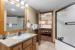 Ferienhütte, Mehrere Betten, Balkon, Bergblick (Royal Moose Lodge) | Badezimmer | Whirlpool, Haartrockner, Handtücher