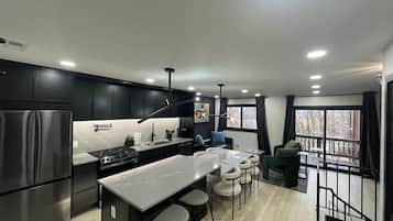 Chalet, Multiple Beds, Balcony, Mountain View | Private kitchen | Fridge, microwave, oven, stovetop