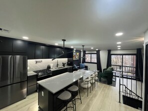 Chalet, Multiple Beds, Balcony, Mountain View | Private kitchen