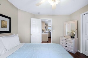 Appartement, meerdere bedden, toegang tot zwembad (Family Lakefront Oasis) | 3 slaapkamers, individueel gedecoreerd, individueel gemeubileerd