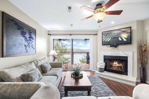 Apartamento, varias camas, acceso a la piscina (Family Lakefront Oasis) | Zona de estar | Televisión de pantalla plana de 42 pulgadas con canales digitales