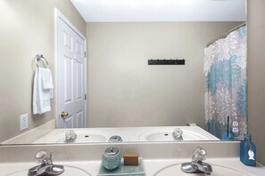 Combined shower/bathtub, hair dryer, towels