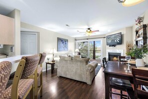 Appartement, meerdere bedden, toegang tot zwembad (Family Lakefront Oasis) | Woonruimte | Een 42-inch flatscreentelevisie met digitale zenders