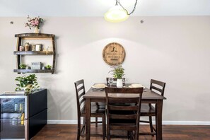 Apartamento, varias camas, acceso a la piscina (Family Lakefront Oasis) | Restauración