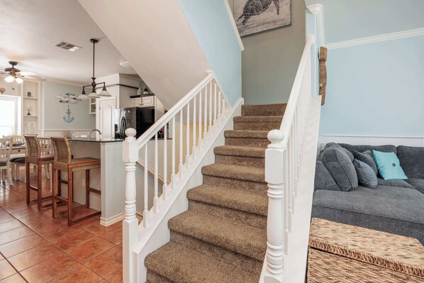 Stadtwohnung, Mehrere Betten, Balkon, Poolblick (Padre Island Retreat) | Wohnbereich | 42-Zoll-Flachbildfernseher mit Digitalempfang