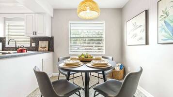 Ferienhaus, Mehrere Betten, Küche, Gartenblick (Sunny Side Up) | Speisen