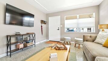 Ferienhaus, Mehrere Betten, Küche, Gartenblick (Sunny Side Up) | Wohnbereich | 42-Zoll-Flachbildfernseher mit Digitalempfang