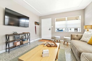 Hus, flere senger, kjøkken, hageutsikt (Sunny Side Up) | Oppholdsområde | En 42-tommers Flatskjerm-TV med digitale kanaler