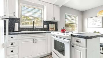 House, Multiple Beds, Kitchen, Garden View (Sunny Side Up) | Private kitchen | Fridge, microwave, oven, stovetop