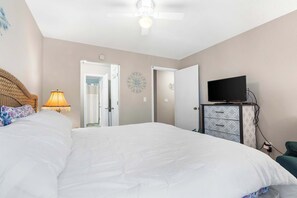 公寓客房, 1 張特大雙人床和 1 張沙發床, 陽台, 高球場景觀 (Great Day) | 1 間臥室、獨特裝潢、布置獨特、免費無線上網