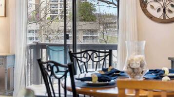 Condo, 1 giường cỡ king và sofa giường, ban công, quang cảnh sân golf (Great Day) | Khu ăn uống