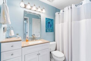 公寓客房, 1 張特大雙人床和 1 張沙發床, 陽台, 高球場景觀 (Great Day) | 浴室 | 淋浴/浴缸二合一、吹風機、毛巾