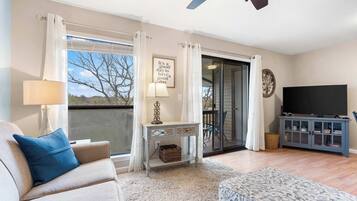 Condo, 1 giường cỡ king và sofa giường, ban công, quang cảnh sân golf (Great Day) | Khu phòng khách | TV màn hình phẳng 42-inch có truyền hình kỹ thuật số