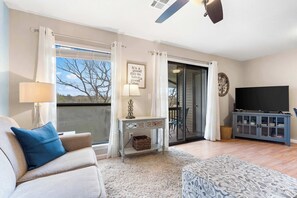 Lejlighed - 1 kingsize-seng med sovesofa - balkon - udsigt til golfbane (Great Day) | Opholdsområde | 42-tommers fladskærms-tv med digitale kanaler