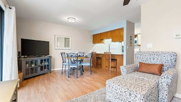Leilighet, 1 kingsize-seng med sovesofa, balkong, utsikt mot golfbane (Great Day) | Oppholdsområde | En 42-tommers Flatskjerm-TV med digitale kanaler