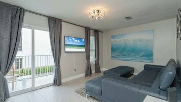 Stadtwohnung, Mehrere Betten, Balkon (Long Island at Laguna Point) | Wohnbereich | 42-Zoll-Flachbildfernseher mit Digitalempfang