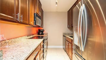 Casa de ciudad, varias camas, balcón (Long Island at Laguna Point) | Cocina privada | Cafetera y tetera, refrigerador, microondas y horno