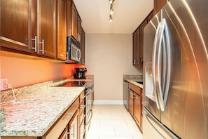 Townhouse, flere senger, balkong (Long Island at Laguna Point) | Eget kjøkken | Kjøleskap, mikrobølgeovn, ovn og kokeplater