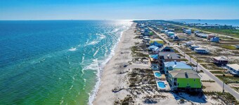 A Wave From it All - 3BR Beachside Coastal Retreat