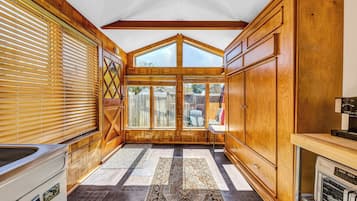 Studio, Patio, Garden View (Snuggle Inn) | Interior