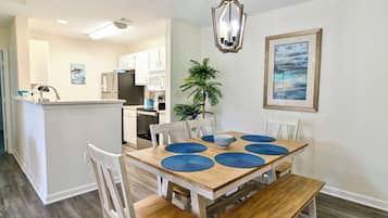 Apartment, Multiple Beds, Hot Tub | Dining