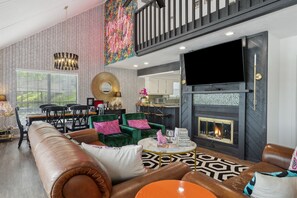 スマートテレビ、暖炉、テレビゲーム、ステレオ