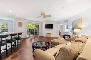 Appart'hôtel, plusieurs lits, patio (Lake Hideaway) | Coin séjour