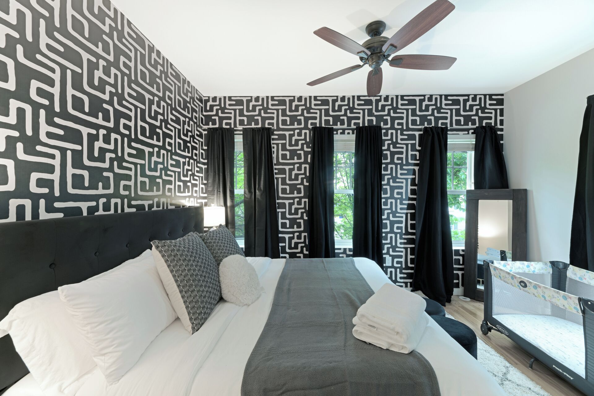 3 bedrooms, desk, travel crib, WiFi