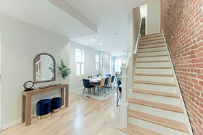Interior - Upscale Old Town Alexandria Retreat - Walk to King St Metro (Alexandria)