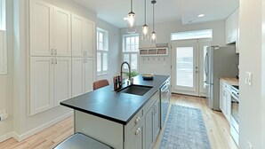 Private kitchen - Upscale Old Town Alexandria Retreat - Walk to King St Metro (Alexandria)
