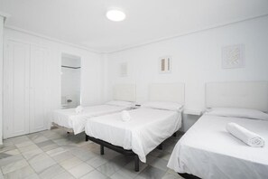 Standard Triple Room | Free WiFi, bed sheets - Hostal Alicia (Marbella)