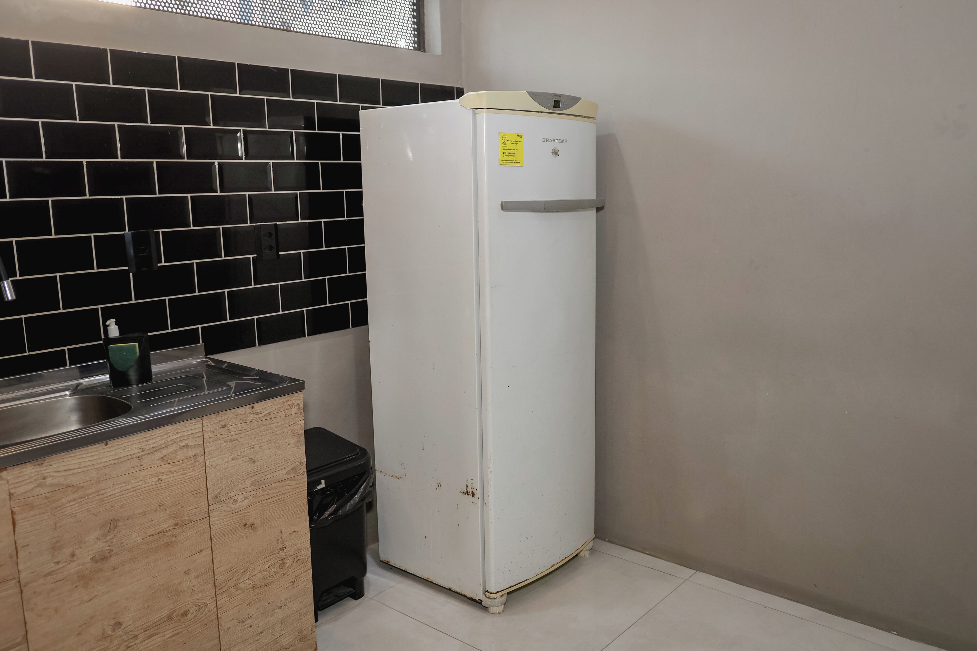 Refrigerador em uma área comum, micro-ondas em uma área comum
