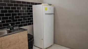 Refrigerador em uma área comum, micro-ondas em uma área comum